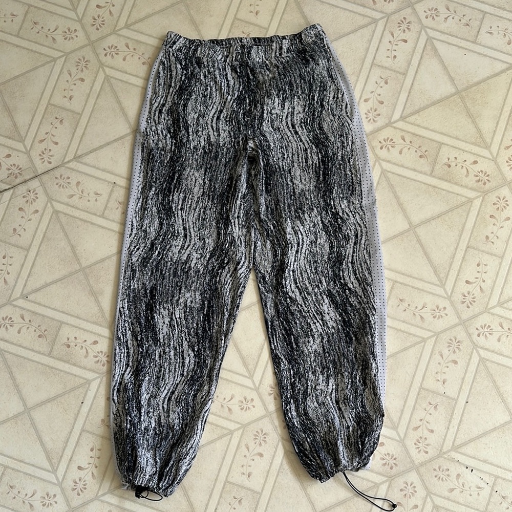 Lululemon Black and Gray Patterned Joggers